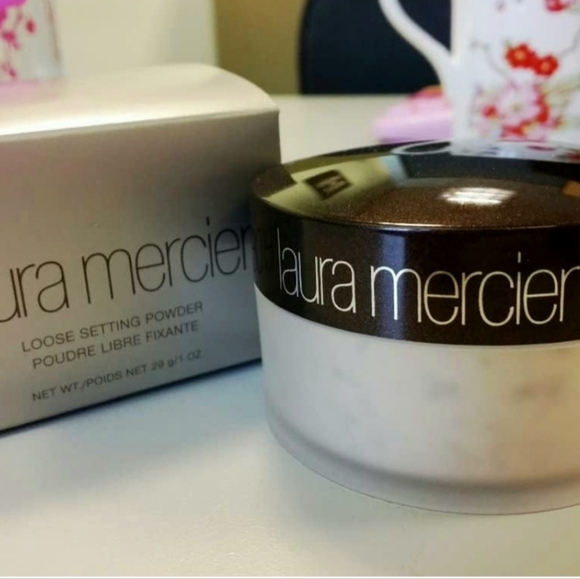 Laura Mercier Translucent Loose Setting Powder 1 Oz. - Picture 4 of 4